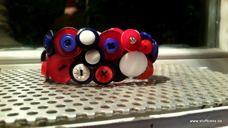 Knopfarmband von der Marke B.E.A. | marine