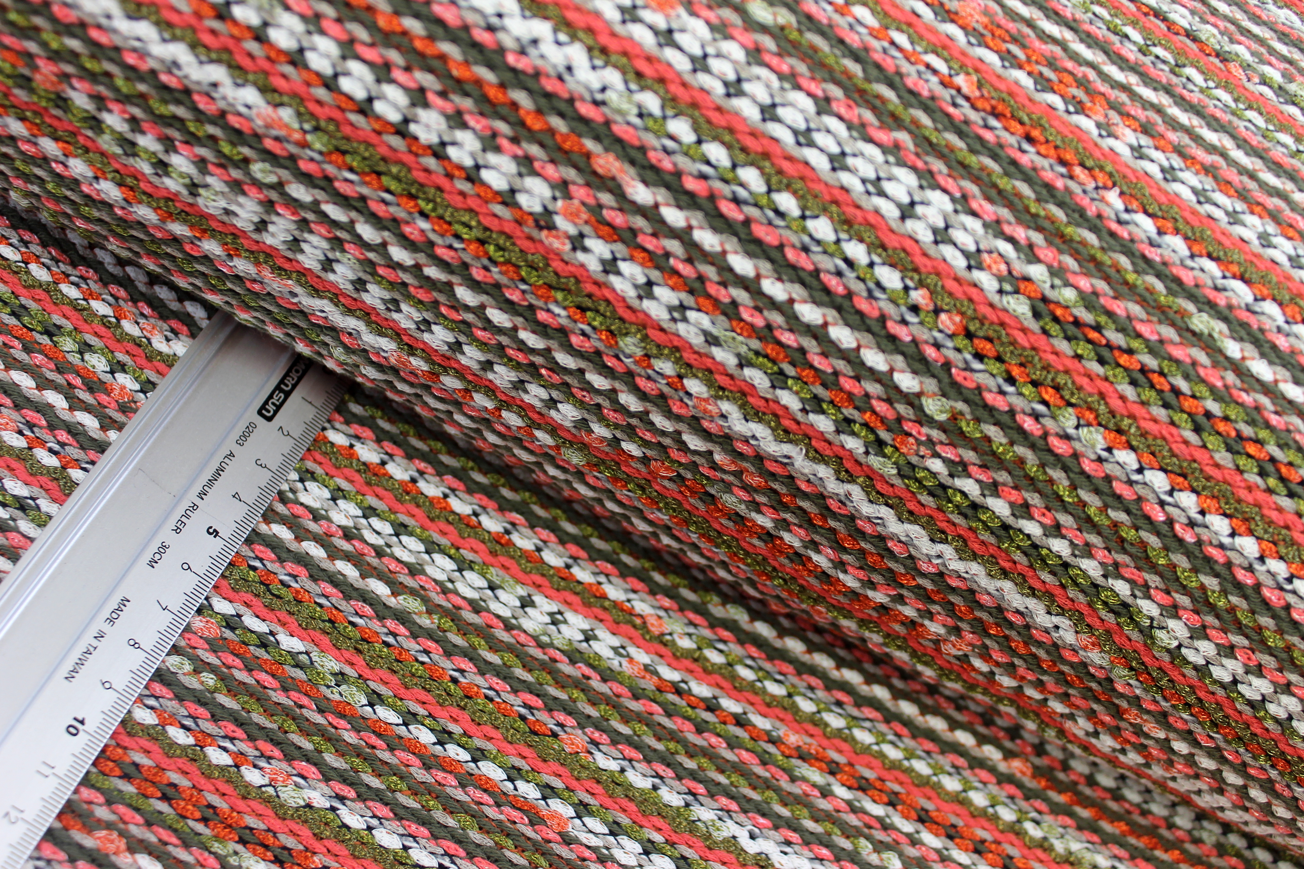 Strickbouclé | Flechtmuster | olive/rot/bunt