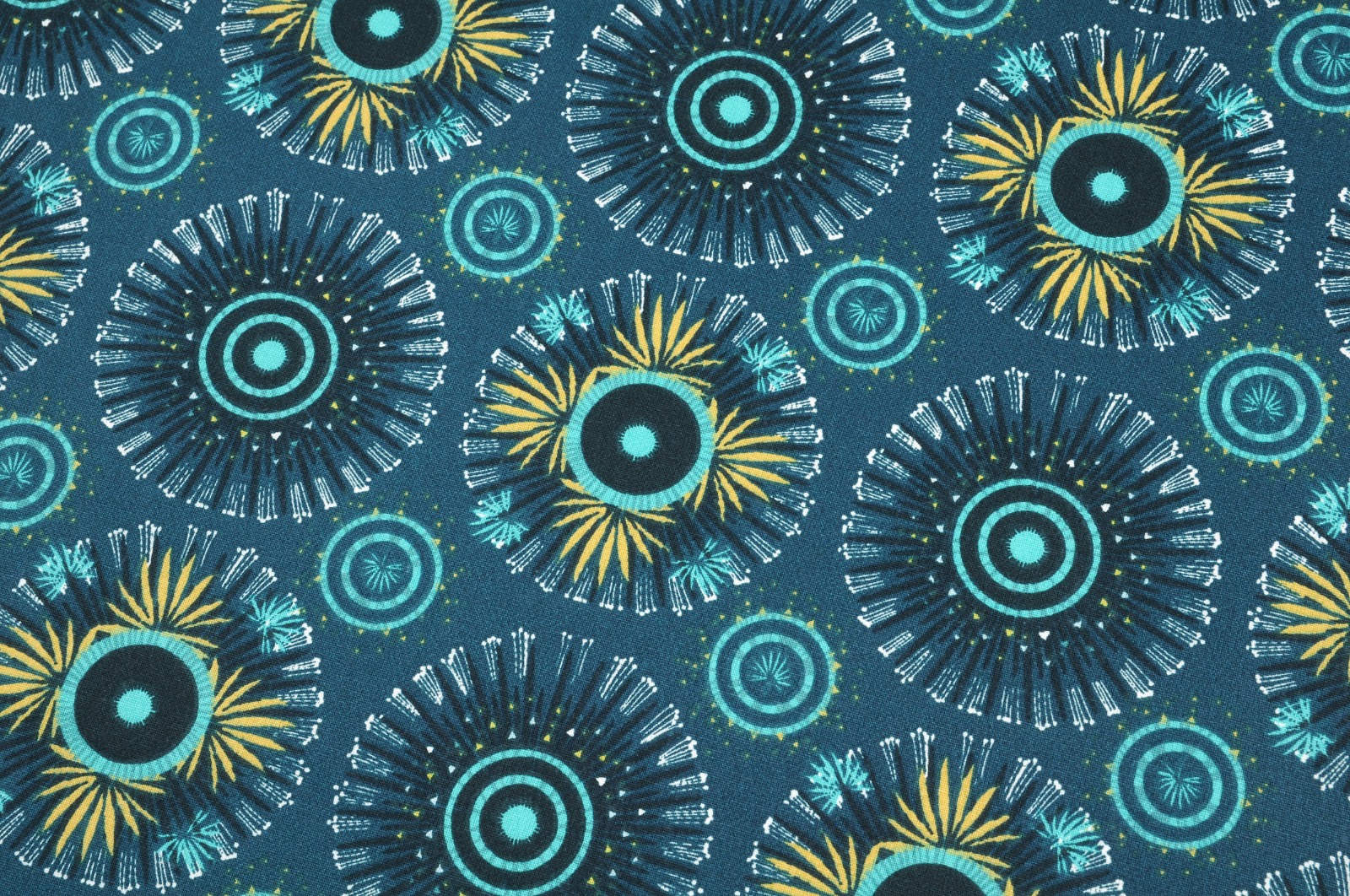 beschichtete Baumwolle / Wachstuchstück |  round | petrol/bunt