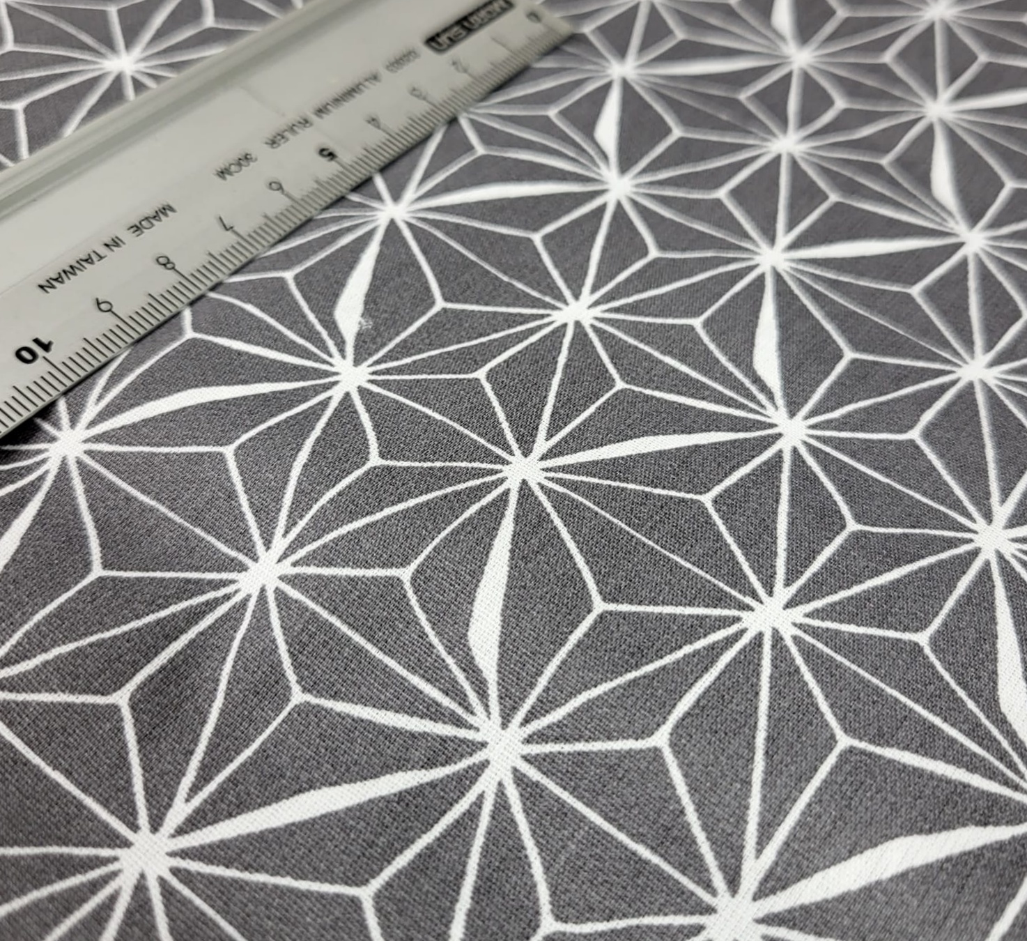 beschichtete Baumwolle / Wachstuchstück  | bedruckt | Graphics | grau