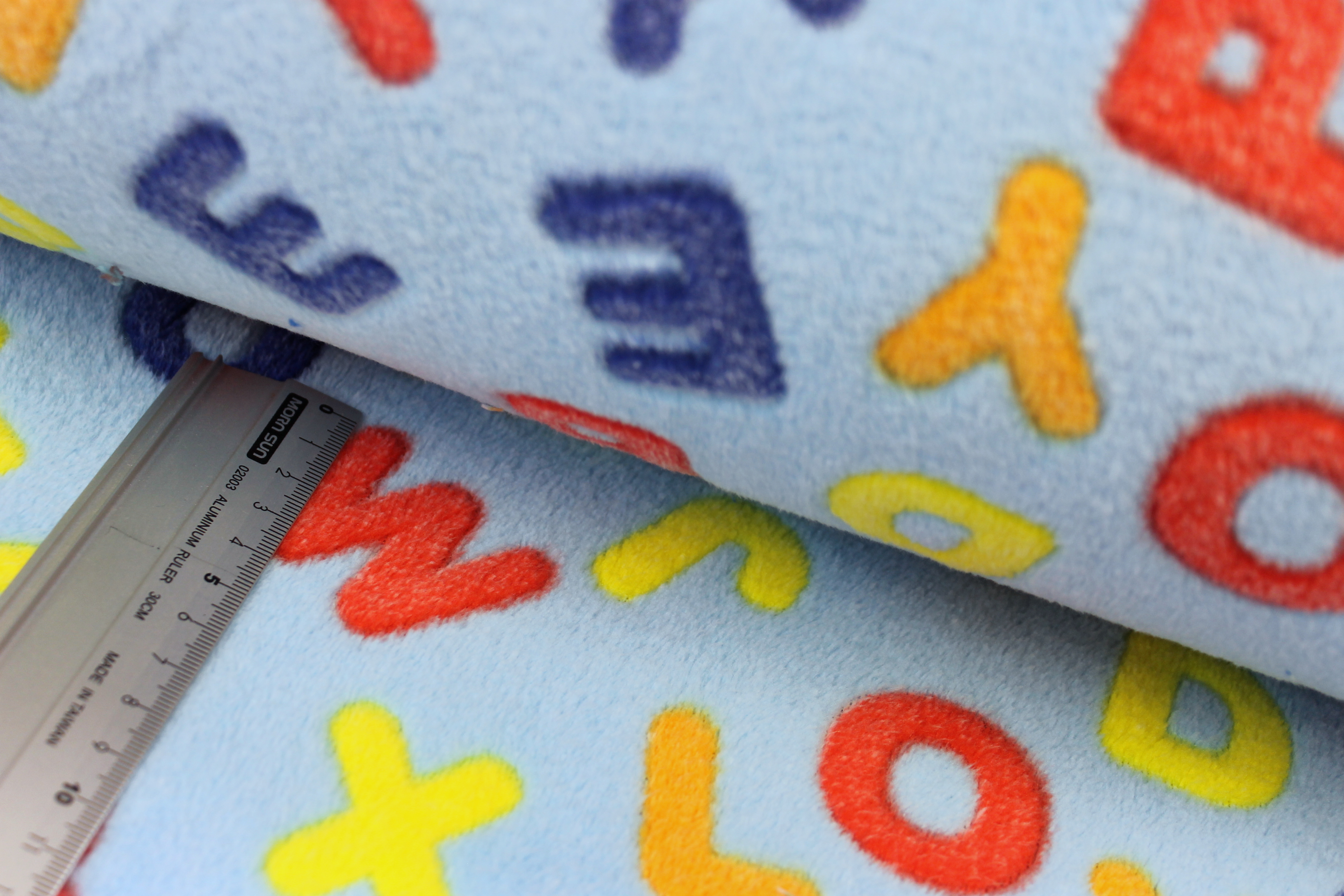 Wellnessfleece | bedruckt | buntes ABC | hellblau