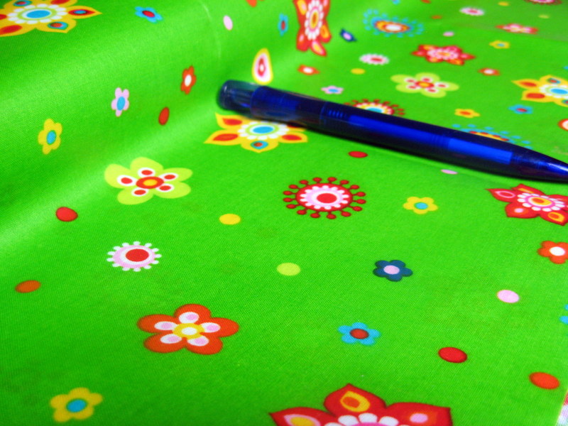 beschichtete Baumwolle / Wachstuchstück | Blumenfreunde | grün