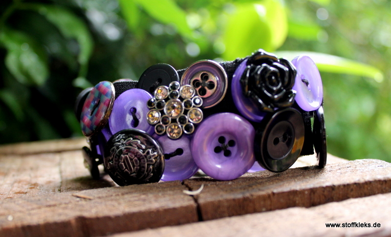 Knopfarmband von der Marke B.E.A. | lila/schwarz